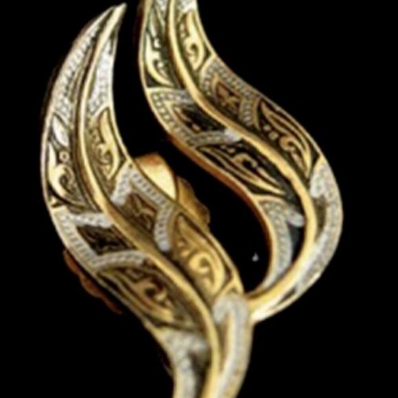 LEAF SHAPED MODERNIST DAMASCENE CLIP BACK EARRINGS - Picture 5 of 5